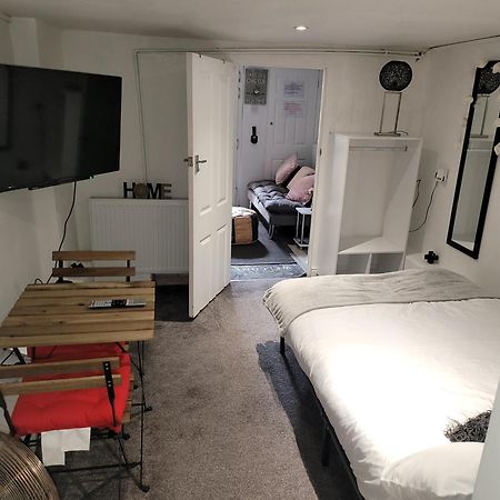 ジリンガムHidden Treasure-Netflix And Wi-Fi-Basement Flatアパートメント エクステリア 写真