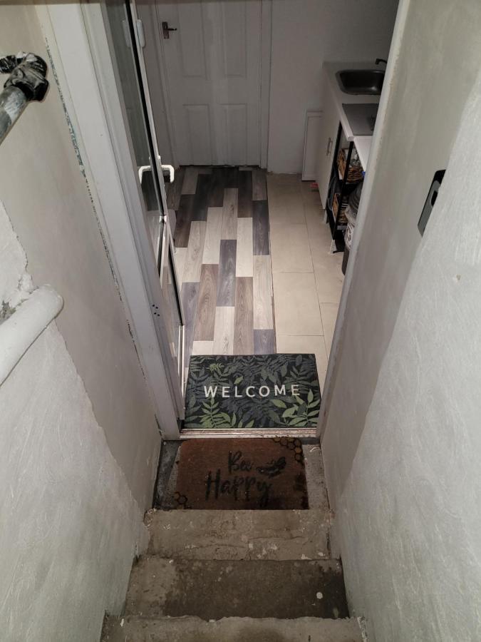 ジリンガムHidden Treasure-Netflix And Wi-Fi-Basement Flatアパートメント エクステリア 写真