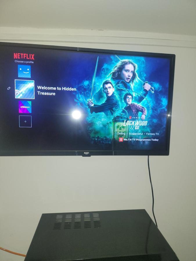 ジリンガムHidden Treasure-Netflix And Wi-Fi-Basement Flatアパートメント エクステリア 写真